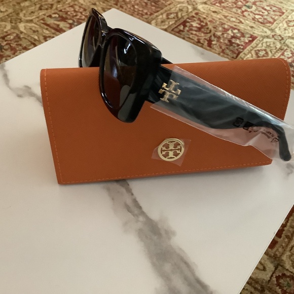 NWT.   Tory Burch sunglasses - Picture 15 of 16